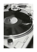 Affiche noir et blanc, photographie dun tourne-disque avec un disque vinyle posé dessus, style vintage