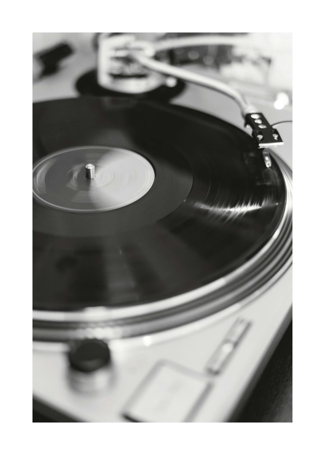Affiche noir et blanc, photographie dun tourne-disque avec un disque vinyle posé dessus, style vintage