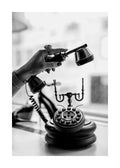 Affiche en noir et blanc dune femme décrochant un téléphone ancien avec une bague et un bracelet, style vintage