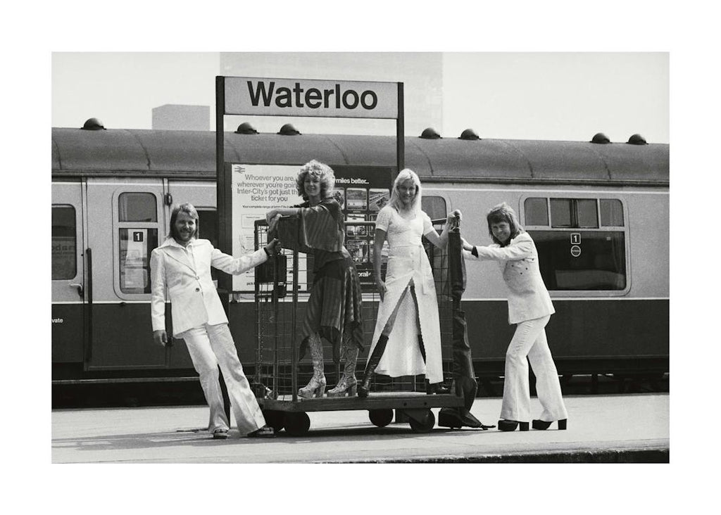 Affiche de photographie en noir et blanc du groupe ABBA devant la gare de Waterloo