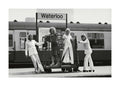 Affiche de photographie en noir et blanc du groupe ABBA devant la gare de Waterloo