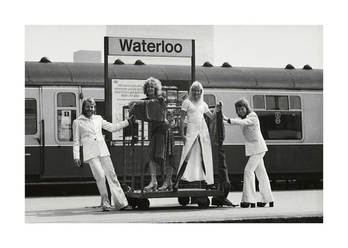 Affiche de photographie en noir et blanc du groupe ABBA devant la gare de Waterloo