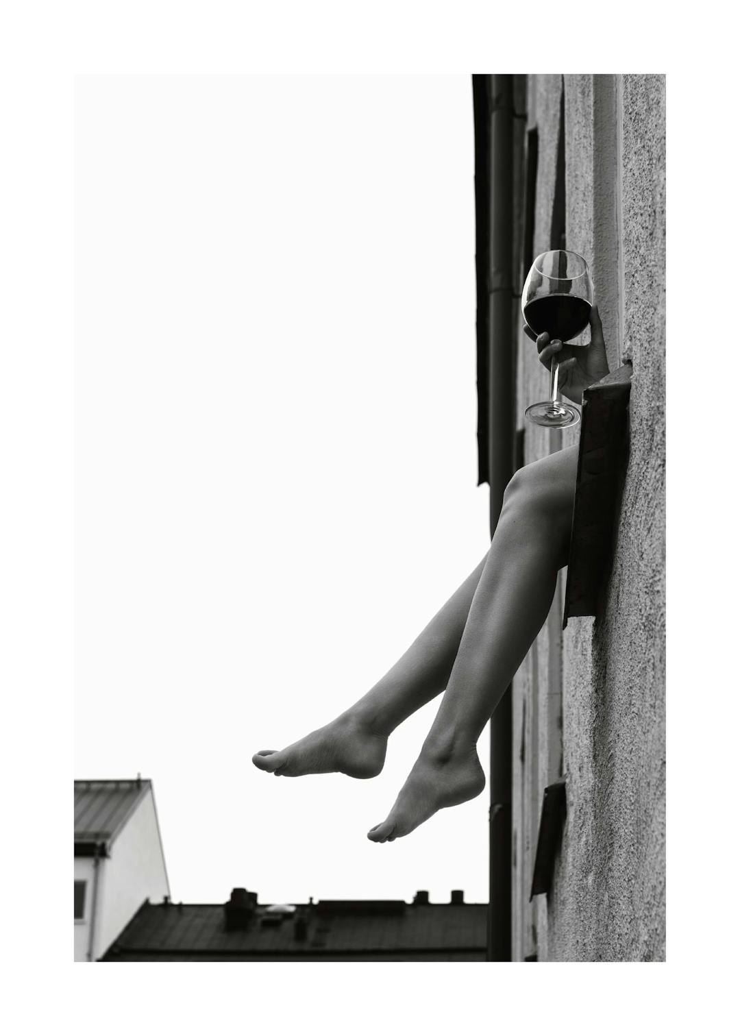 Affiche noir et blanc de jambes et dune main tenant un verre de vin sortant dune fenêtre, typographie