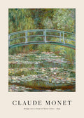Affiche de lœuvre de Monet, Le Pont japonais, représentant un pont vert au-dessus dun étang de nénuphars, typographie en bas.