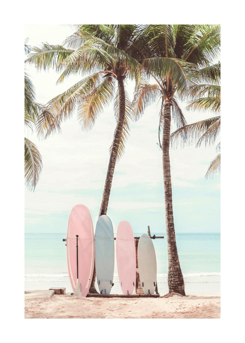 Affiche de planches de surf roses et bleues posées sous des palmiers sur une plage tropicale avec locéan