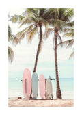 Affiche de planches de surf roses et bleues posées sous des palmiers sur une plage tropicale avec locéan