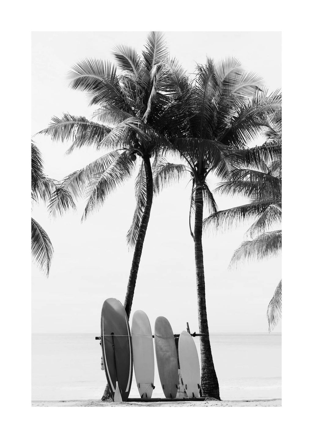 Affiche noir et blanc de planches de surf adossées à des palmiers sur une plage tropicale