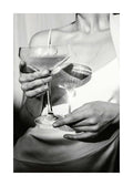 Affiche en noir et blanc dune femme tenant une coupe de champagne, style photographie classique.