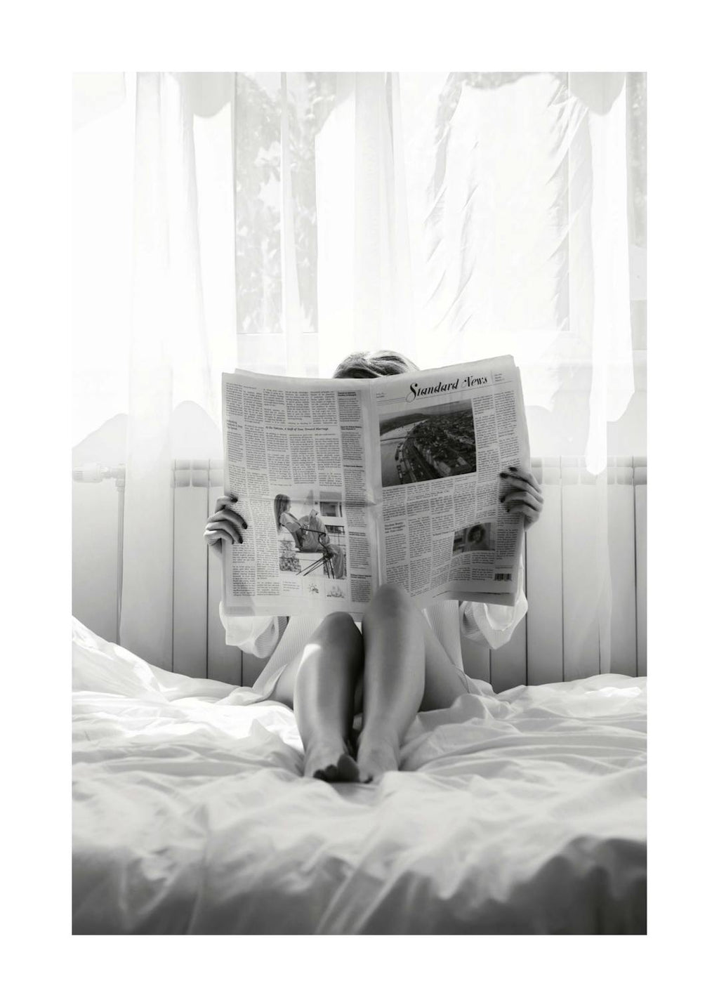 Affiche noir et blanc, femme vêtue dune chemise lisant un journal assise sur un lit blanc, ambiance intemporelle
