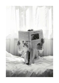 Affiche noir et blanc, femme vêtue dune chemise lisant un journal assise sur un lit blanc, ambiance intemporelle