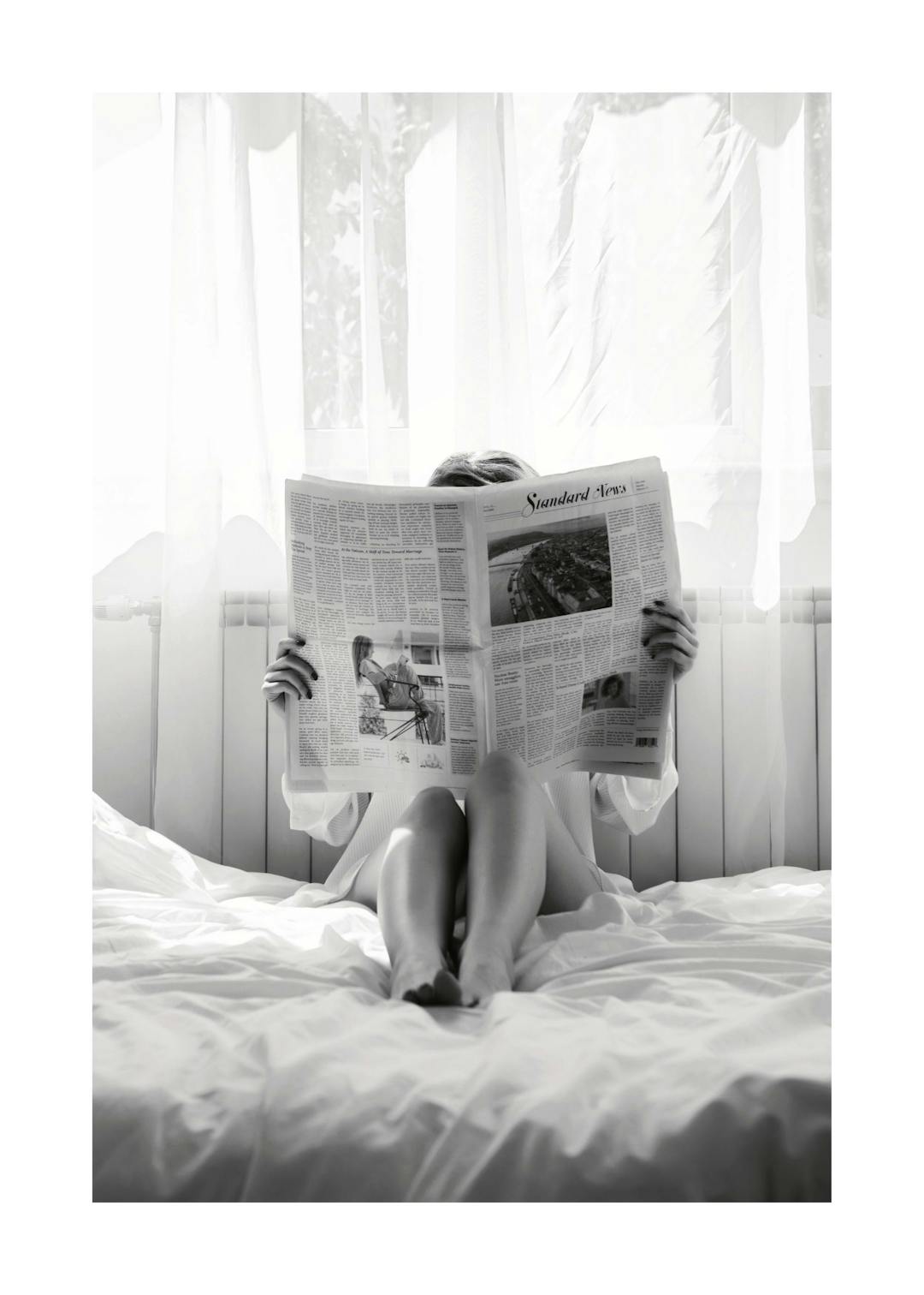 Affiche noir et blanc, femme vêtue dune chemise lisant un journal assise sur un lit blanc, ambiance intemporelle