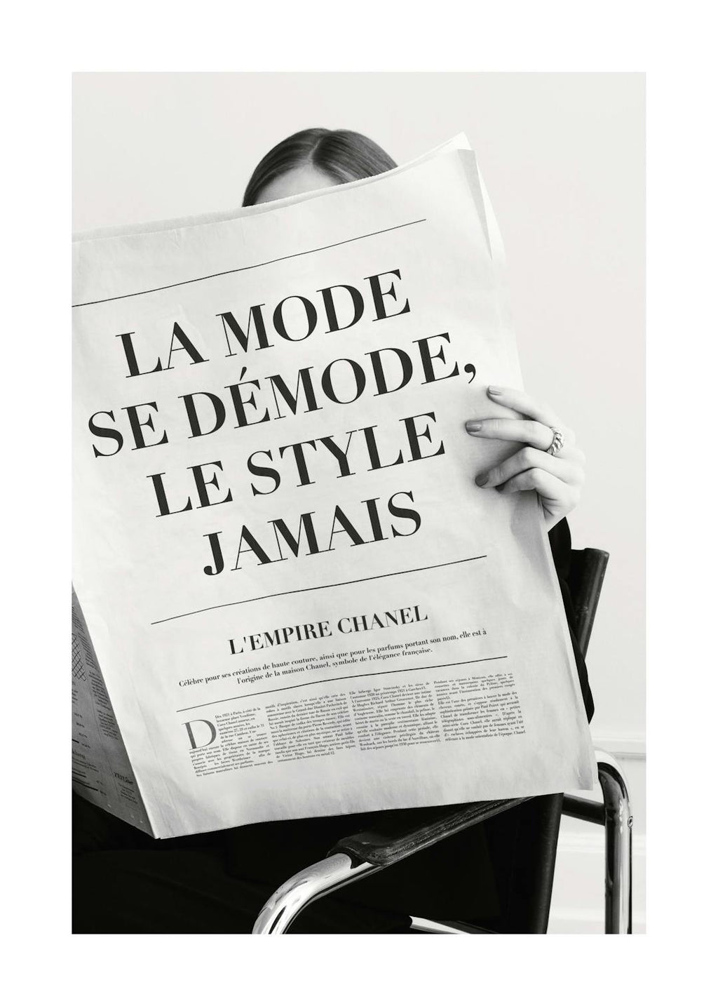Affiche noir et blanc femme lisant un journal de mode, typographie La Mode Se Démodé, Le Style Jamais, LEmpire Chanel