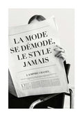 Affiche noir et blanc femme lisant un journal de mode, typographie La Mode Se Démodé, Le Style Jamais, LEmpire Chanel