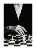 Affiche noir et blanc dune femme avec bague et bracelet jouant aux échecs sur un échiquier