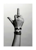 Affiche monochrome dune main faisant un doigt dhonneur, portant une bague noire et deux bracelets métalliques