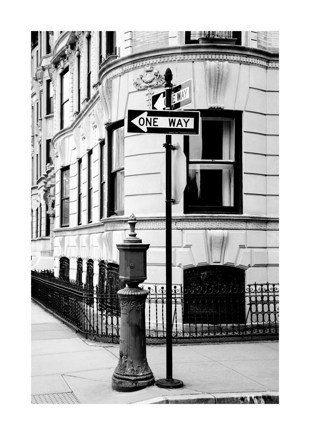 Affiche monochrome avec une photographie de panneaux de signalisation one way sur un poteau, devant un bâtiment urbain. Ambiance
