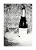 Affiche monochrome dune bouteille de champagne et dune coupe remplie de bulles sur un fond de carrelage et de mousse.