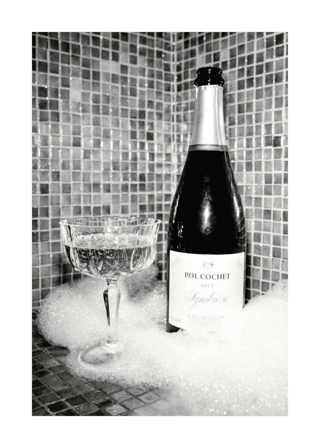 Affiche monochrome dune bouteille de champagne et dune coupe remplie de bulles sur un fond de carrelage et de mousse.