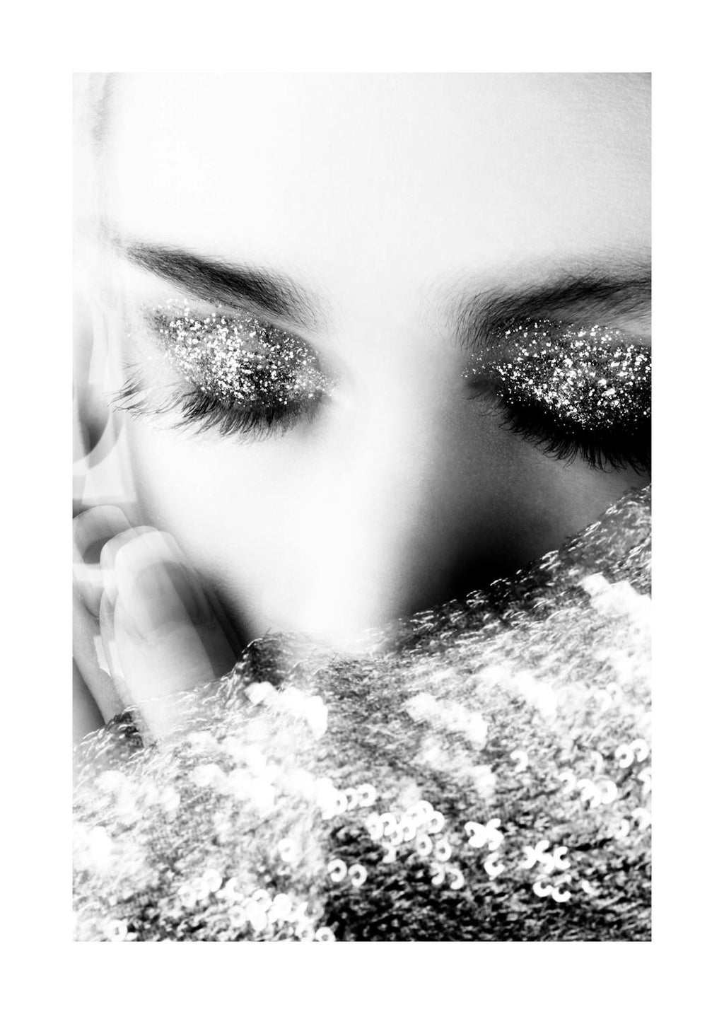 Affiche monochrome dune femme aux yeux fermés avec un fard à paupières pailleté et une robe texturée floue.