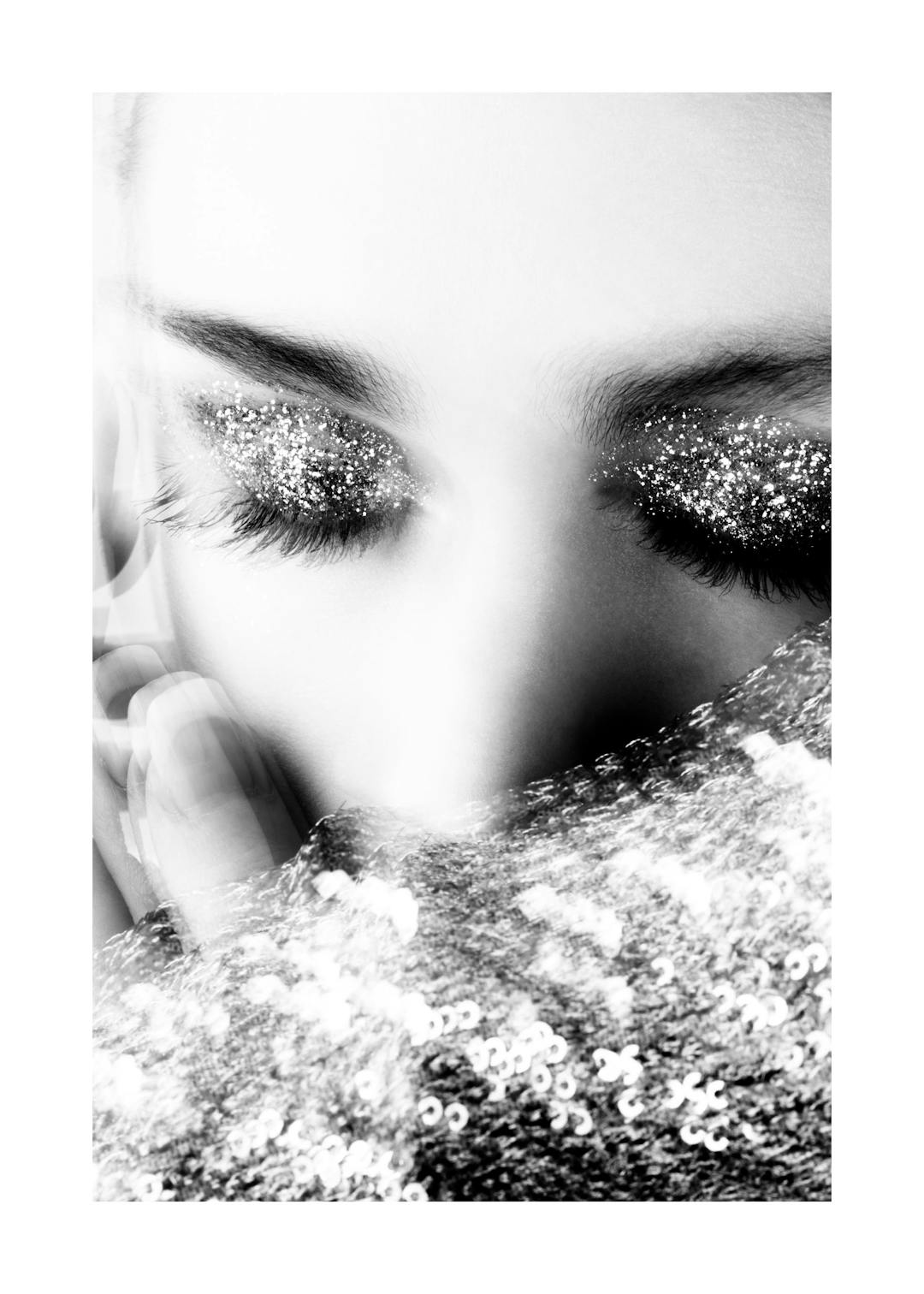 Affiche monochrome dune femme aux yeux fermés avec un fard à paupières pailleté et une robe texturée floue.