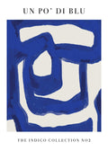 Affiche abstraite aux lignes bleues sur fond beige, typographie noire en haut et en bas.