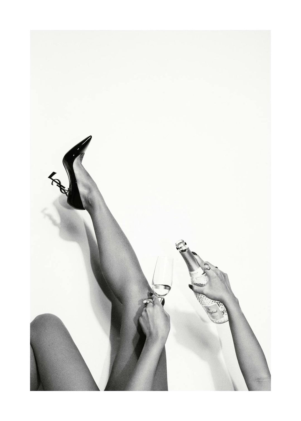 Affiche noir et blanc dune femme en talons hauts remplissant une coupe de champagne, photo mode