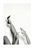 Affiche noir et blanc dune femme en talons hauts remplissant une coupe de champagne, photo mode
