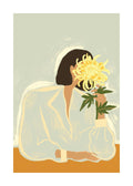 Affiche dune femme en chemise claire, les cheveux foncés, cachée derrière une fleur jaune stylisée, typographie abstraite.