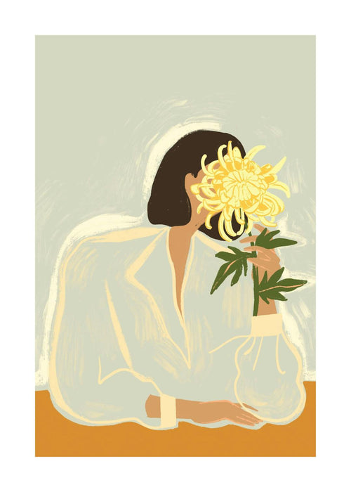 Affiche dune femme en chemise claire, les cheveux foncés, cachée derrière une fleur jaune stylisée, typographie abstraite.