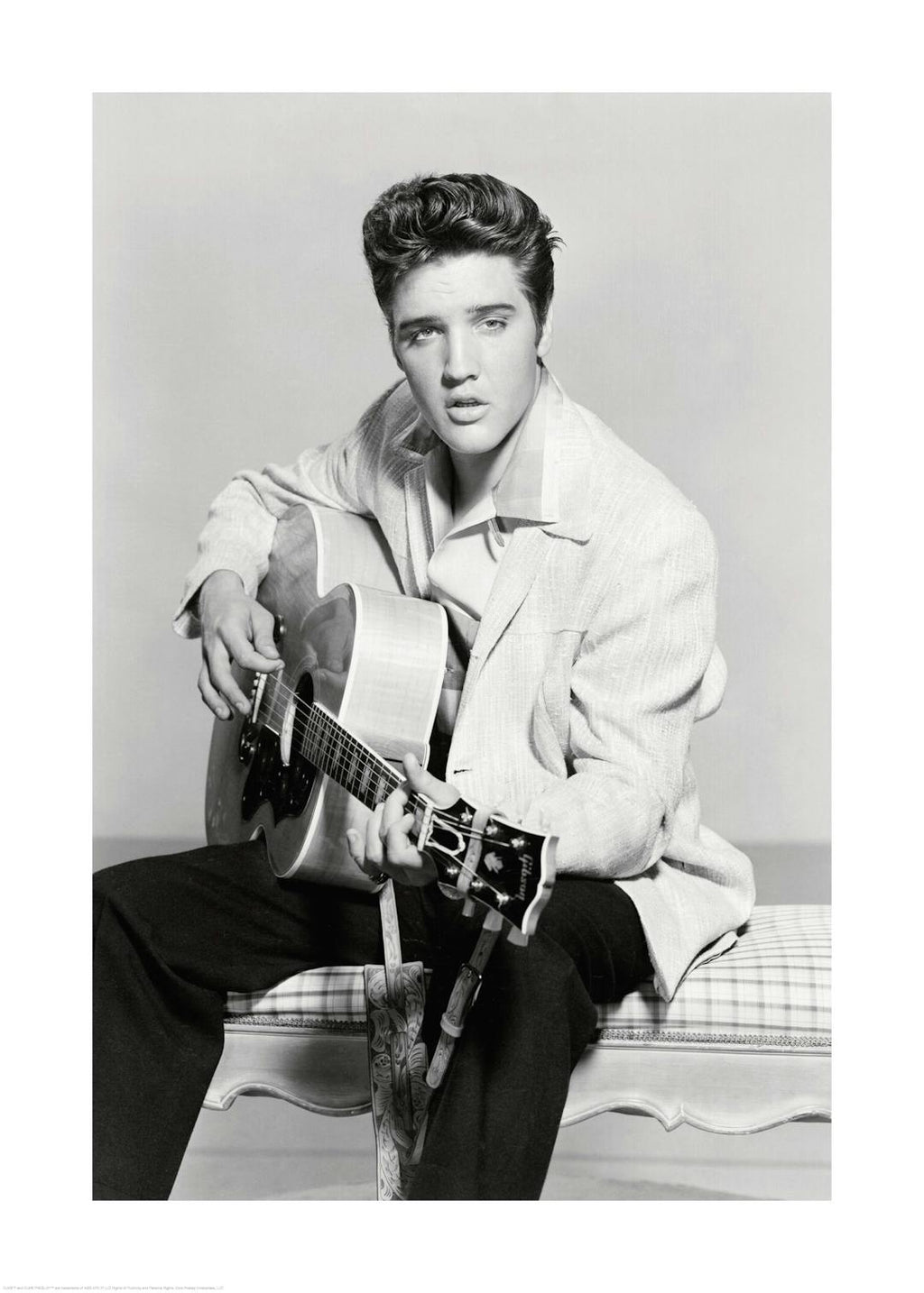 Affiche monochrome dElvis Presley jeune avec une guitare, assis, regardant vers lavant, typographie granuleuse