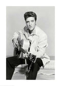 Affiche monochrome dElvis Presley jeune avec une guitare, assis, regardant vers lavant, typographie granuleuse