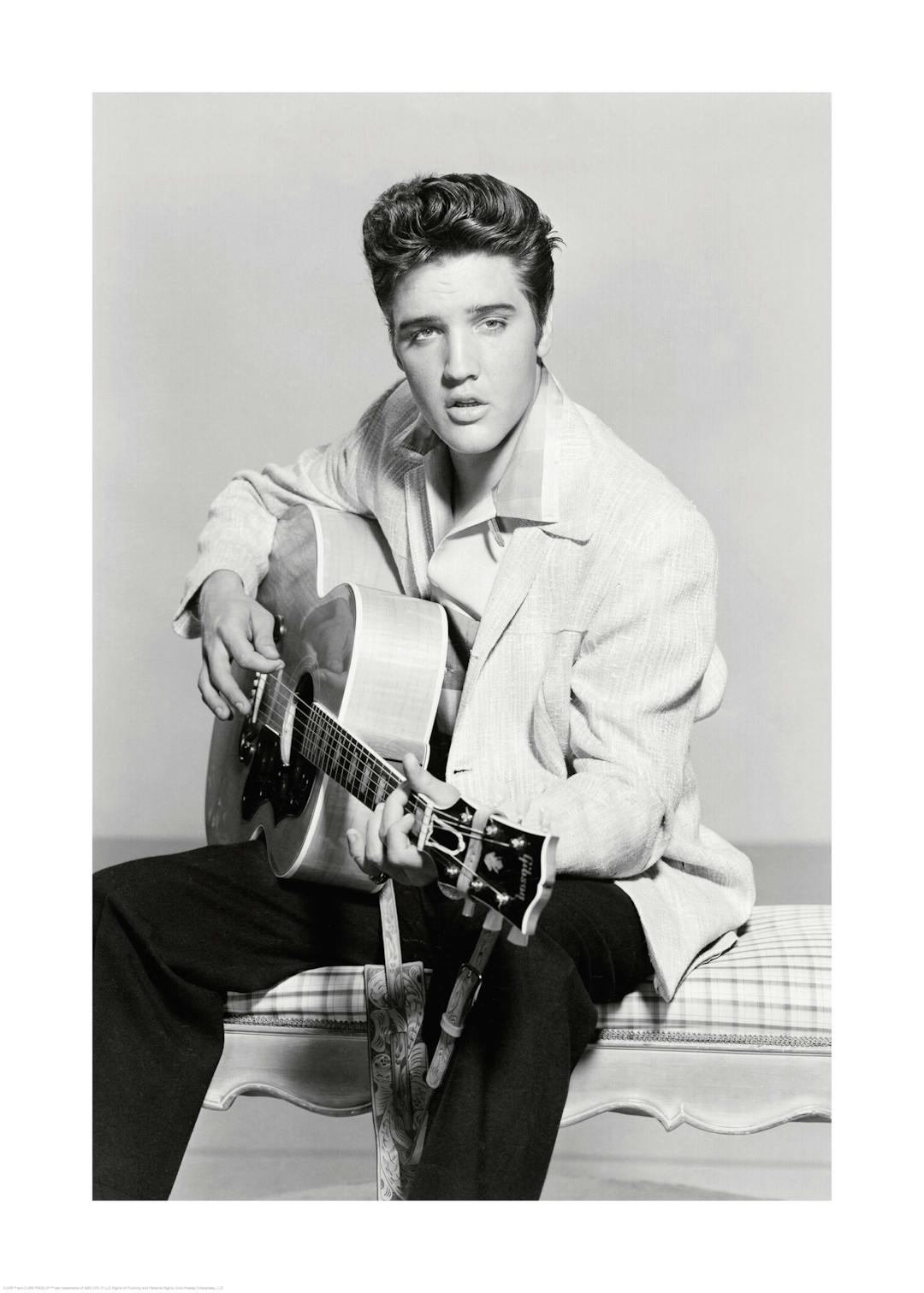 Affiche monochrome dElvis Presley jeune avec une guitare, assis, regardant vers lavant, typographie granuleuse