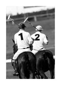 Affiche noir et blanc de deux joueurs de polo à cheval avec les numéros 1 et 2 sur le dos
