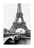Affiche noir et blanc de la Tour Eiffel vue depuis le Pont dIéna, avec un fleuve et un carrousel.
