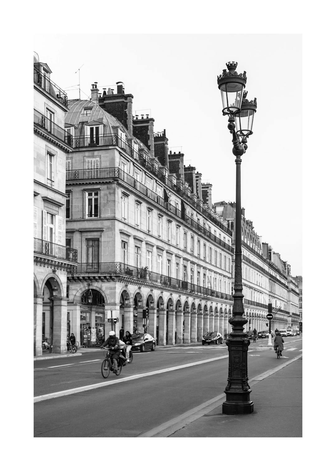 Affiche de rue parisienne en noir et blanc avec une lanterne et des bâtiments haussmanniens