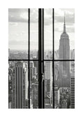 Affiche noir et blanc de Manhattan vue à travers une fenêtre, avec lEmpire State Building et le paysage urbain en arrière-plan.