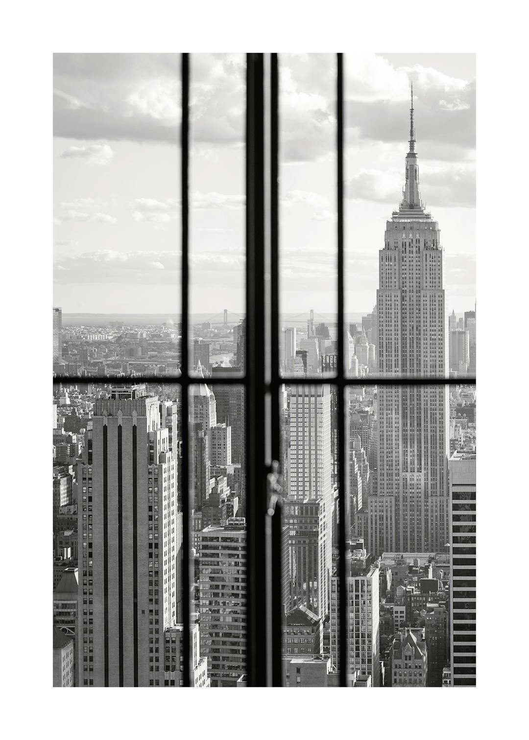 Affiche noir et blanc de Manhattan vue à travers une fenêtre, avec lEmpire State Building et le paysage urbain en arrière-plan.