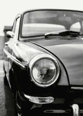 Affiche noir et blanc dune voiture classique avec un phare chromé en gros plan, ambiance vintage