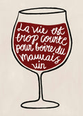 Affiche dun verre de vin rouge avec texte blanc La vie est trop courte pour boire du mauvais vin, style typographie