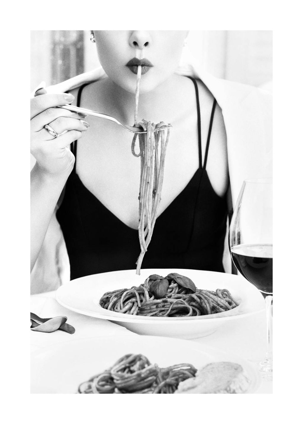 Affiche noir et blanc dune femme à la bouche rouge mangeant des pâtes, typographie moderne pour une ambiance tendance.