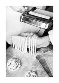 Affiche noir et blanc dune personne créant des pâtes fraîches avec une machine à pâtes, sur une table en bois