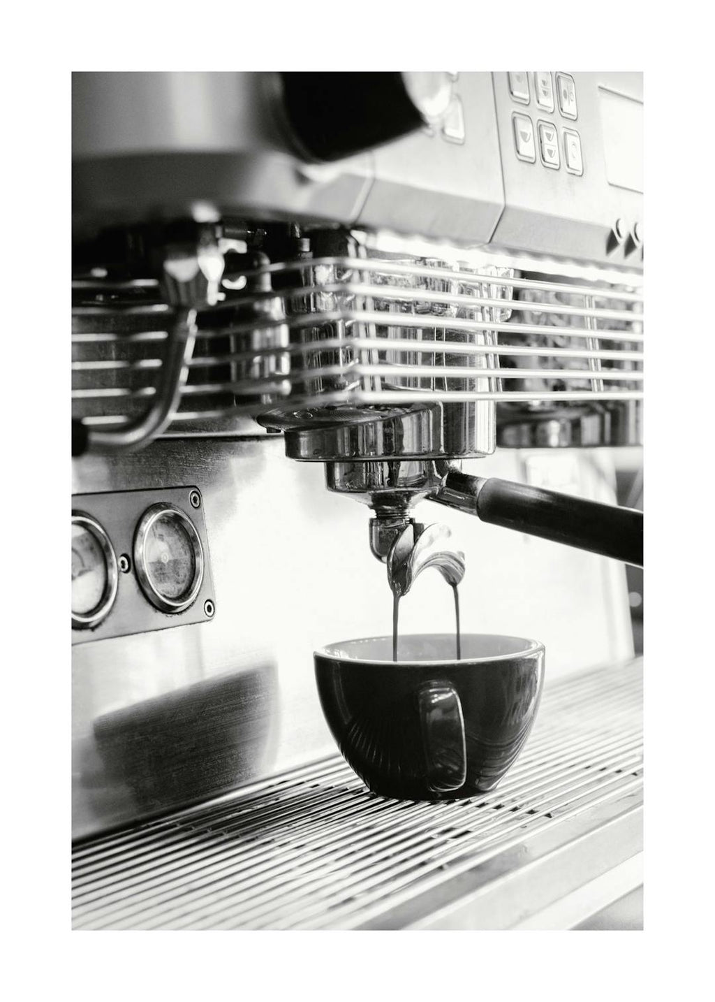 Affiche dun espresso noir et blanc en train dêtre infusé dans une tasse noire, mettant en valeur la machine à café.