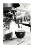 Affiche dun espresso noir et blanc en train dêtre infusé dans une tasse noire, mettant en valeur la machine à café.