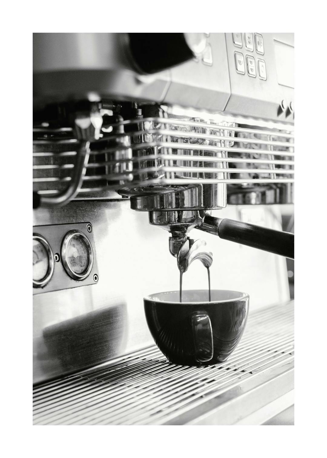 Affiche dun espresso noir et blanc en train dêtre infusé dans une tasse noire, mettant en valeur la machine à café.