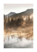 Affiche dun lac brumeux avec une forêt darbres et une montagne en arrière-plan, reflétée dans leau.