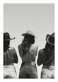 Affiche noir et blanc de trois femmes en chapeaux de cowboy et jeans, vue de dos, style Far West.