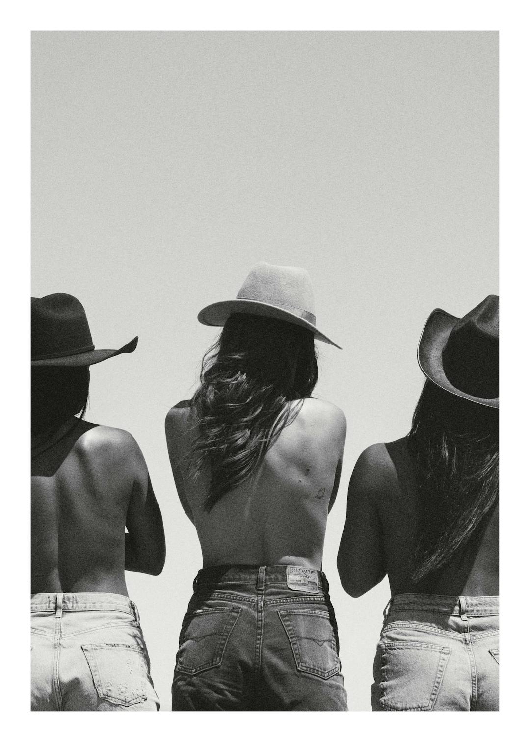 Affiche noir et blanc de trois femmes en chapeaux de cowboy et jeans, vue de dos, style Far West.