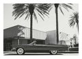 Affiche noir et blanc dune voiture décapotable vintage Cadillac 1968 garée devant des palmiers.
