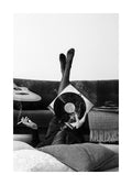 Affiche noir et blanc dune femme écoutant de la musique avec un disque vinyle et fumant une cigarette, ambiance artistique