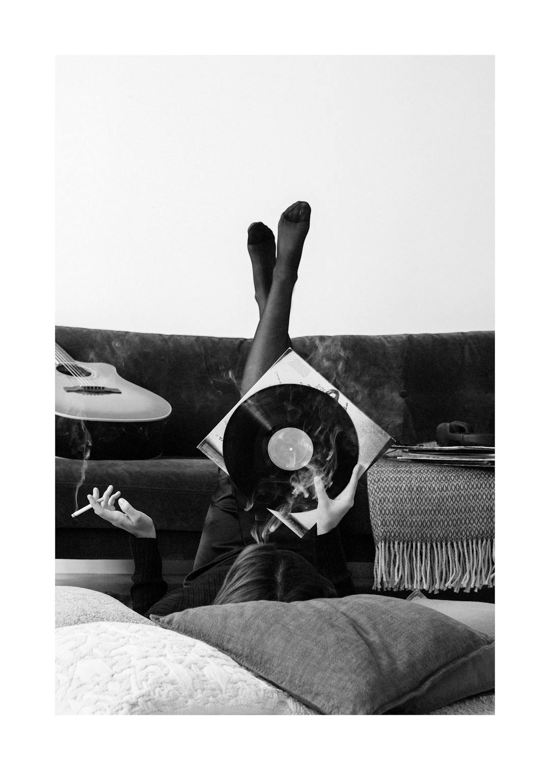 Affiche noir et blanc dune femme écoutant de la musique avec un disque vinyle et fumant une cigarette, ambiance artistique